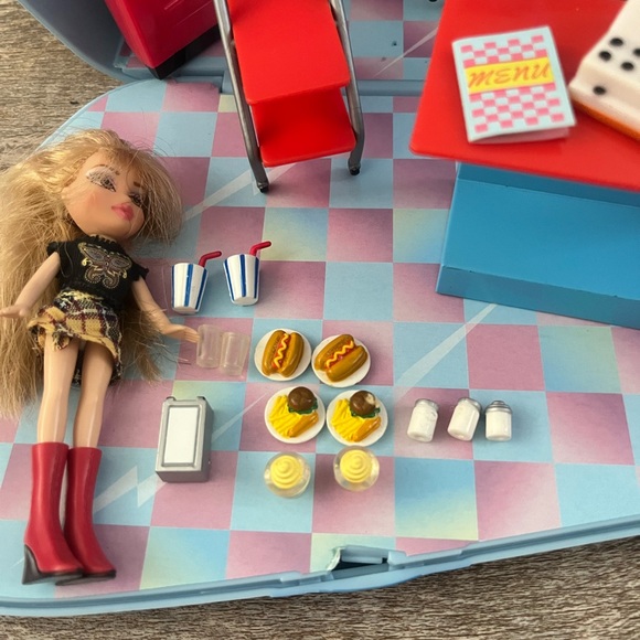 Lil Bratz Diner Playset With Doll and accessories - Picture 3 of 16